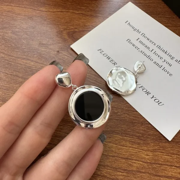 S925 Sterling Silver with A Sense of Niche Design Heavy-duty Black Agate Fashionable and Minimalist Earrings Wholesale