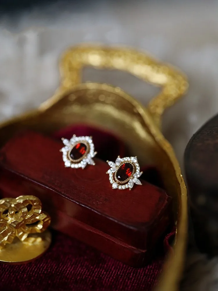 Madame Pompadour のS925 Silver Plated 14K Gold Stud Earrings Pomegranate Red Zircon Japanese Retro Exquisite Earrings - Image 2