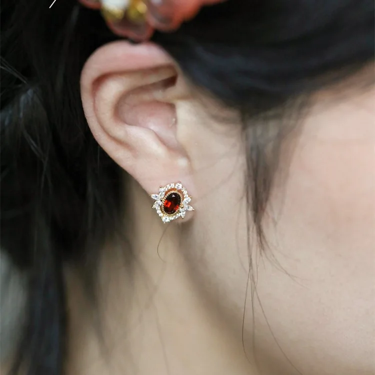Madame Pompadour のS925 Silver Plated 14K Gold Stud Earrings Pomegranate Red Zircon Japanese Retro Exquisite Earrings - Image 4