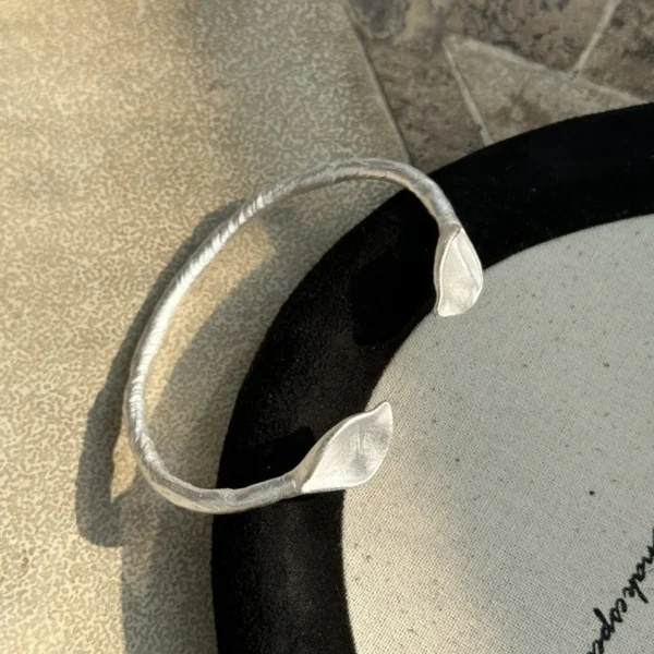 S925 Sterling Silver Korean Version Niche Design Sense Retro Burned White Leaf Bracelet Simple Ear Jewelry Wholesale Website