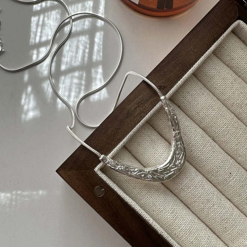 S925 Sterling Silver Korean Version Niche Design Texture Curved Necklace Retro Simple Collarbone Chain Wholesale - 画像 (4)