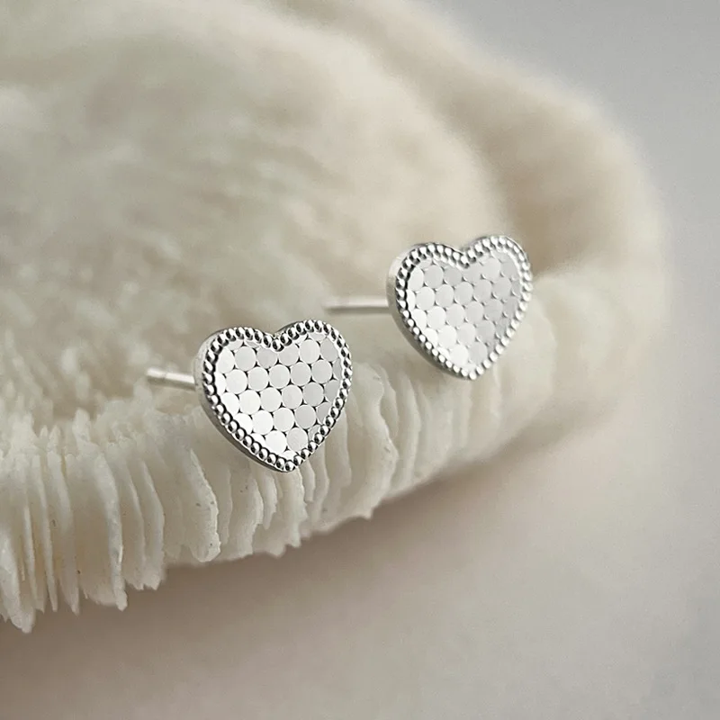 925 Sterling Silver Crushed Ice Love Stud Earrings Women's Simple Niche Design Light Luxury Exquisite Basic Earrings 8374B - 画像 (4)