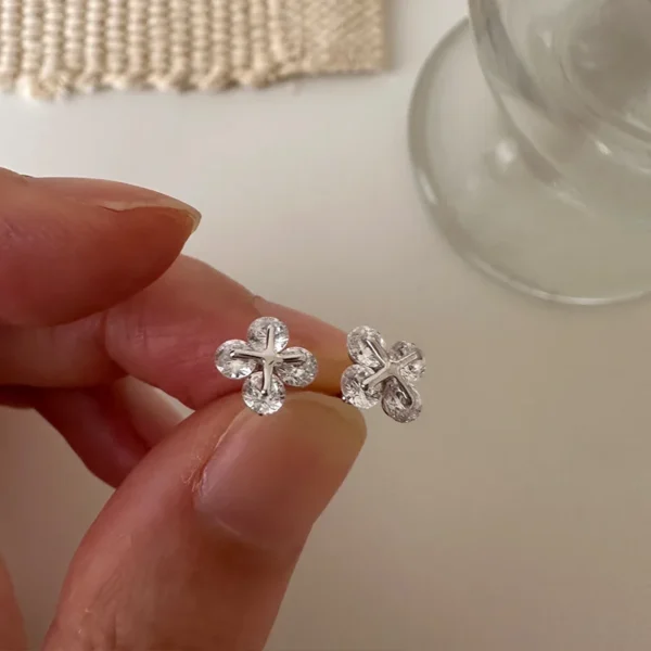 925 Sterling Silver Four-leaf Clover Zircon Stud Earrings Women's Simple Niche Design Fashionable and Personalized Basic