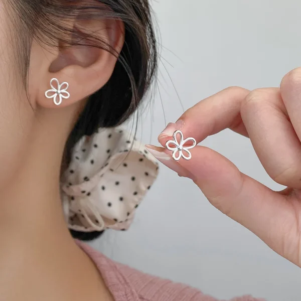 S925 Sterling Silver Simple Niche High Sense Korean Temperament Ins Wind Hollow Flower Stud Earrings M05536
